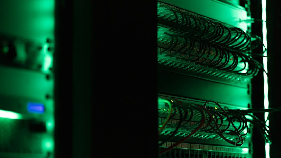 Karanlık bir odada sıralanmış elektronik ekipman rafı