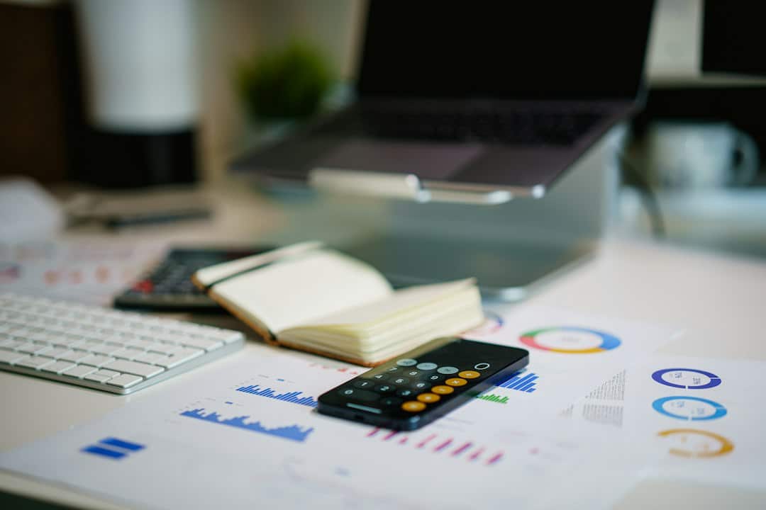 Maliyet hesaplarının ve finansal raporun yer aldığı çalışma masası